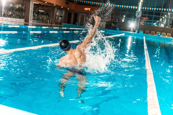 Nadador vencedor na piscina — Fotografia de Stock