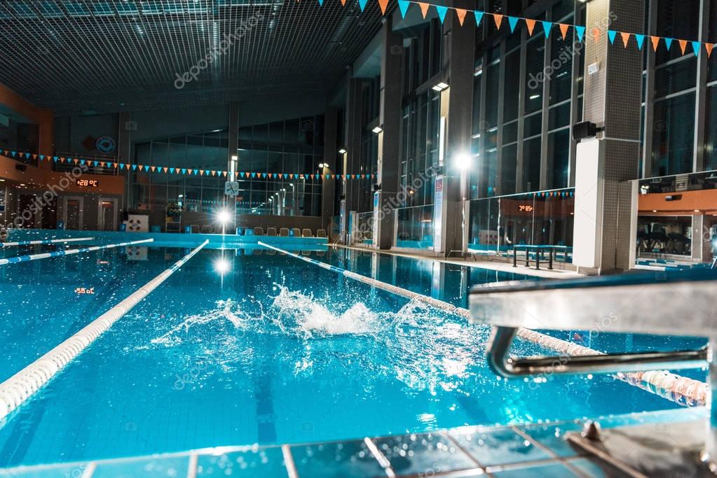 Splash dans le bassin de natation de compétition — Photographie
