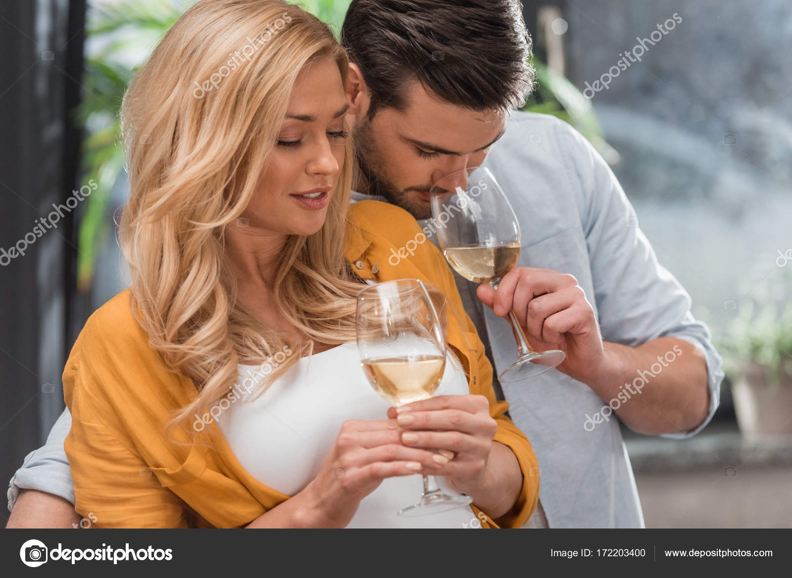 Aus einem schüchternen mädchen wein trinken
