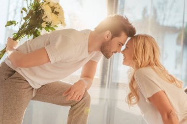 çiçek kız için sunan adam