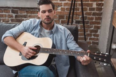 Gitar çalan adam
