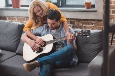 Çift birlikte gitar çalmak