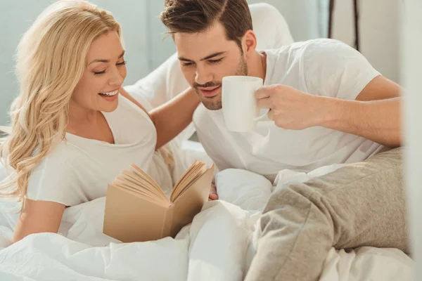 Пара пьющих кофе в постели — стоковое фото