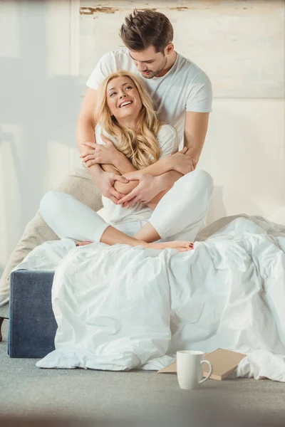 Пара витріщається на ліжко — стокове фото