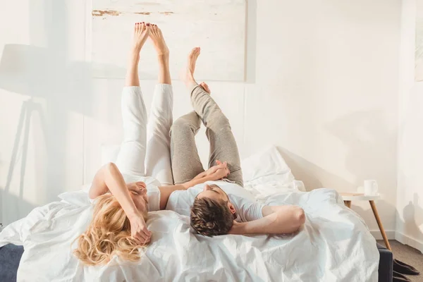 Couple relaxant au lit — Photo