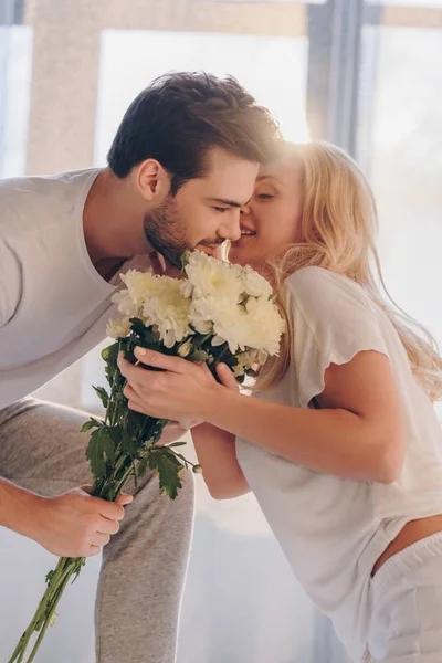 Uomo che presenta fiori per la fidanzata — Foto Stock