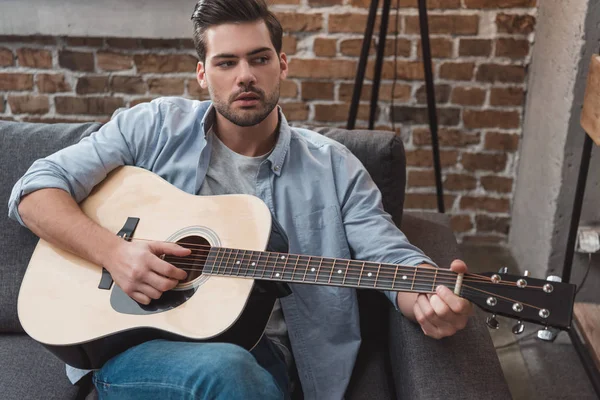 Man spelar gitarr — Stockfoto