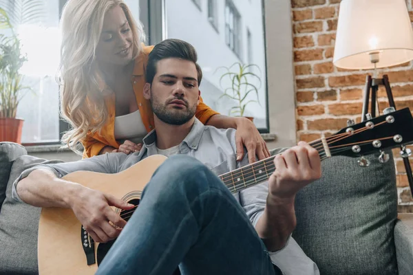 Férfi gitározik a barátnőjének — Stock Fotó