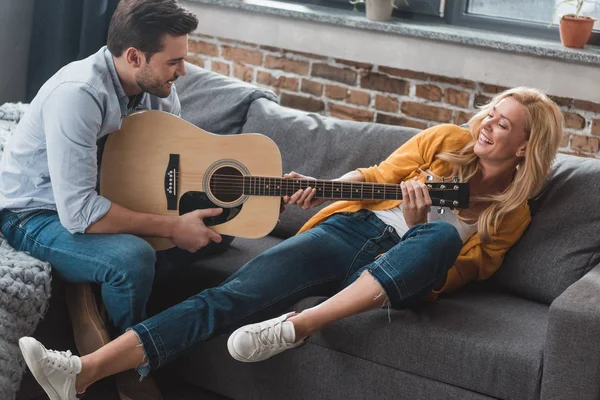 Pareja luchando por la guitarra — Foto de Stock