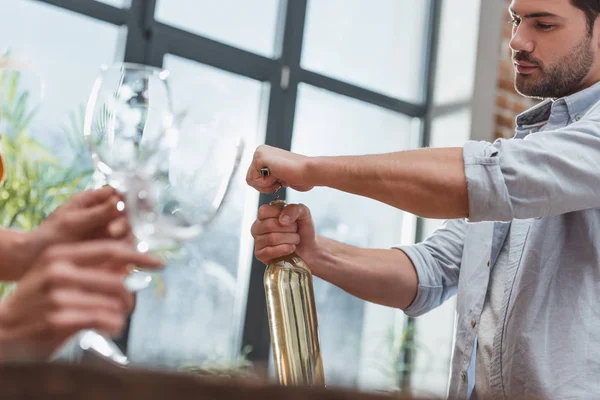 Man fles wijn openen voor datum — Stockfoto