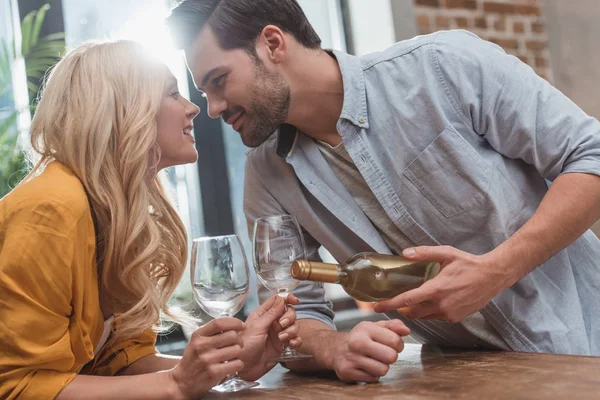 Casal com garrafa de vinho e copos — Fotografia de Stock