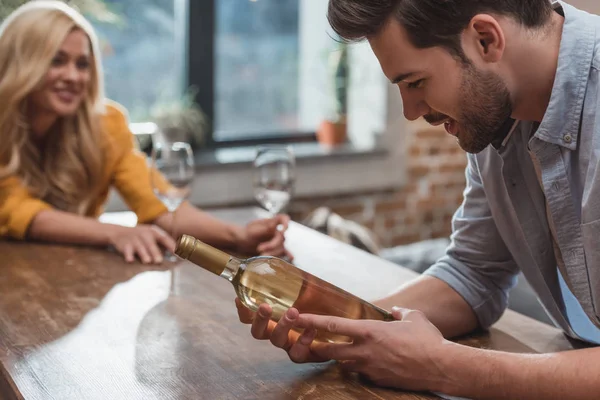 Paar mit Flasche Wein und Gläsern — kostenloses Stockfoto