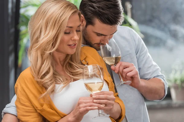 Pareja bebiendo vino juntos — Foto de Stock