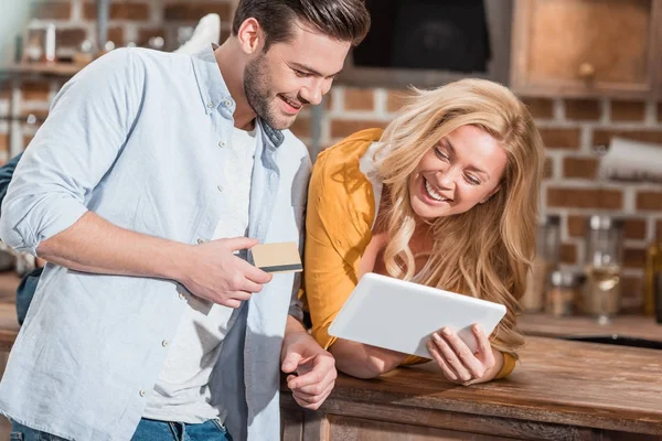 Par att göra e-shopping med tablett — Stockfoto