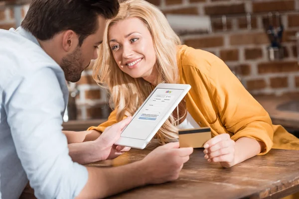 Couple making e-shopping with tablet — Stock Photo, Image