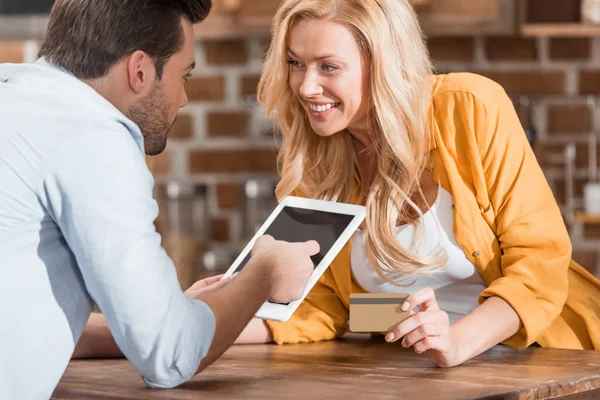 Couple, hogy e betű-bevásárlás tabletta — Stock Fotó