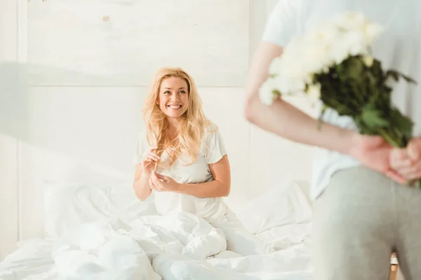 Man presenting flowers for girlfriend — Stock Image Man presenting flowers for girlfriend Royalty Free Stock Photos