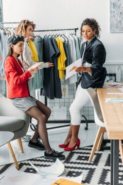 çok ırklı moda tasarımcıları birlikte çalışma