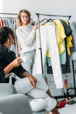 Moda Tasarımcısı çay içme