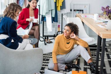 çok ırklı moda tasarımcıları birlikte çalışma