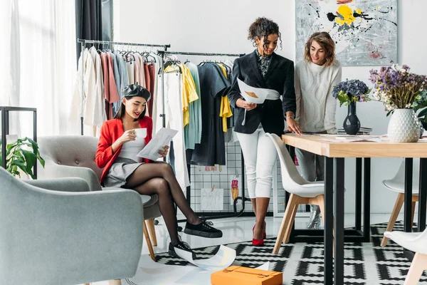 Designers de moda trabalhando com esboços — Fotografia de Stock Grátis