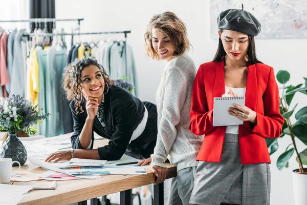 Diseñadores de moda multiétnicos trabajando juntos — Foto de Stock