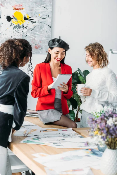 Diseñadores de moda multiétnicos trabajando juntos — Foto de Stock