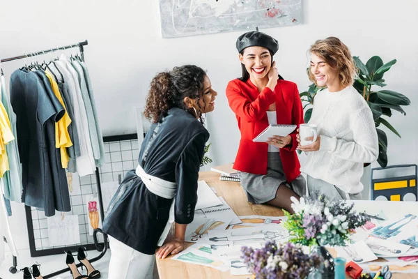 Diseñadores de moda que trabajan con bocetos — Foto de Stock