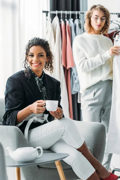 Fashion designer drinking tea — Free Stock Photo