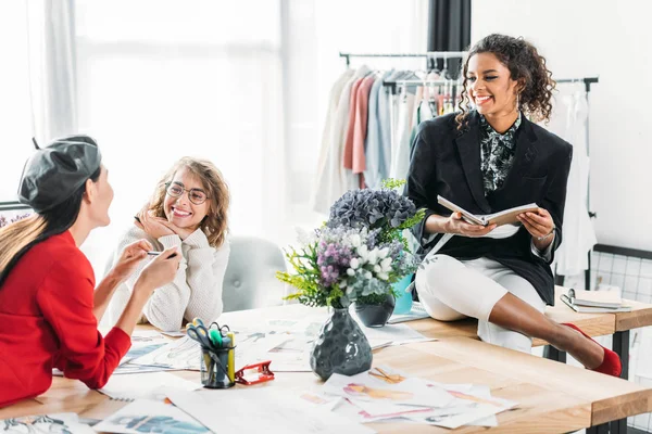 Designers de moda trabalhando com esboços — Fotografia de Stock