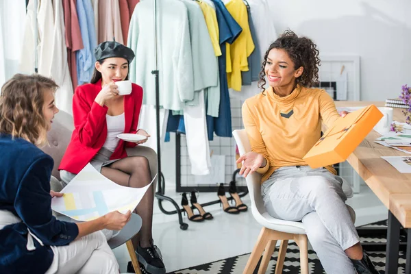 Diseñadores de moda multiétnicos trabajando juntos — Foto de Stock