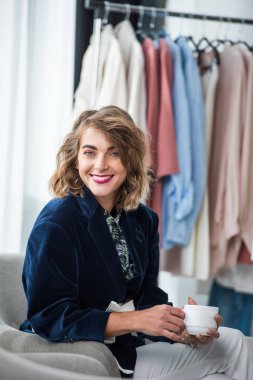 Moda Tasarımcısı kahve içme