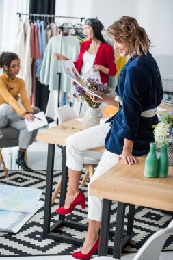 Çizimleri olan moda tasarımcısı 