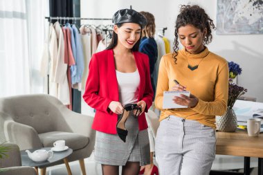 moda tasarımcıları defter ve ayakkabı ile 