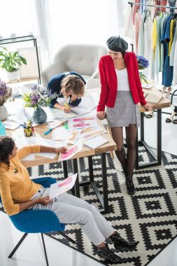 moda tasarımcıları çizimler ile çalışma