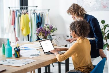 moda tasarımcıları laptop ile çalışma