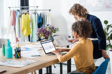 moda tasarımcıları laptop ile çalışma