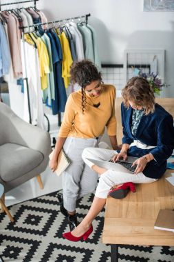 moda tasarımcıları laptop ile çalışma