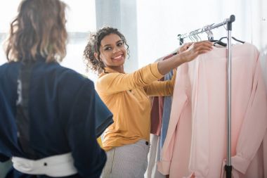 moda tasarımcıları giysileri ile çalışma