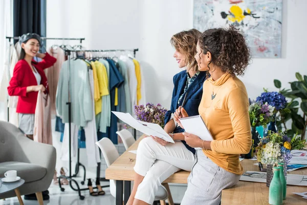 Diseñadores de moda que trabajan con bocetos — Foto de Stock