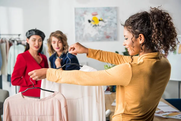 Diseñadores de moda multiétnicos trabajando juntos — Foto de Stock