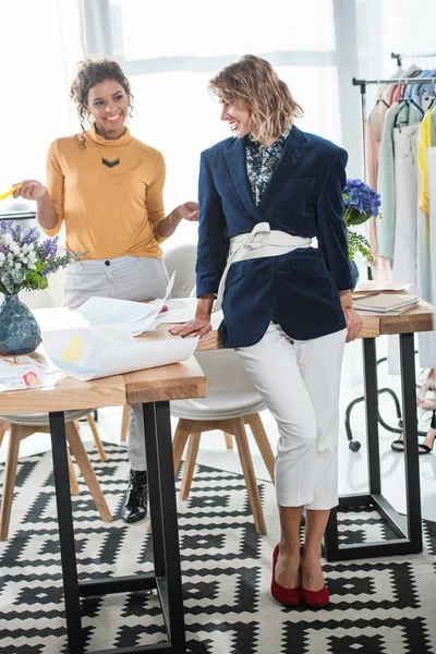 Jóvenes diseñadores de moda con bocetos — Foto de stock gratis