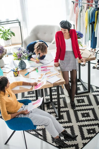 Diseñadores de moda que trabajan con bocetos — Foto de stock gratuita