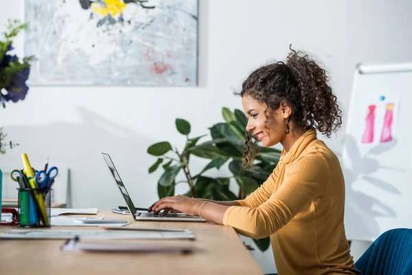 Mujer afroamericana usando computadora portátil — Foto de Stock