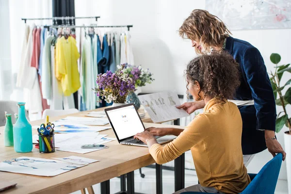 Diseñadores de moda que trabajan con portátil — Foto de Stock