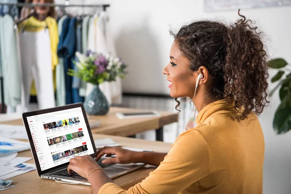 African american woman using laptop — Stock Photo, Image