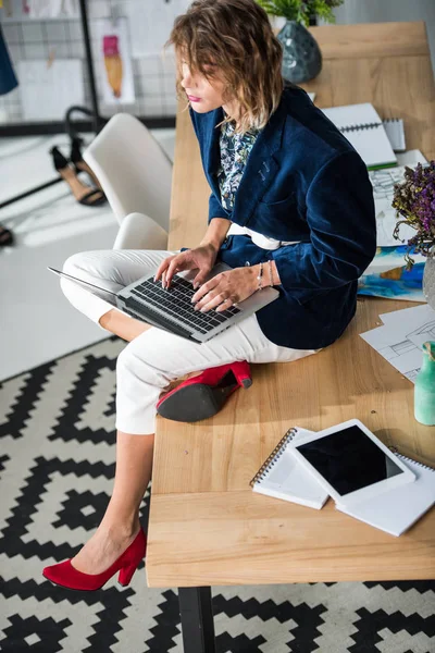 Fashion designer using laptop — Stock Photo, Image