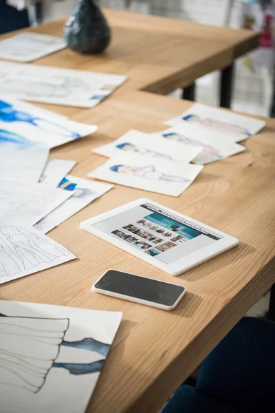 Dispositivos digitales y bocetos en la mesa —  Fotos de Stock