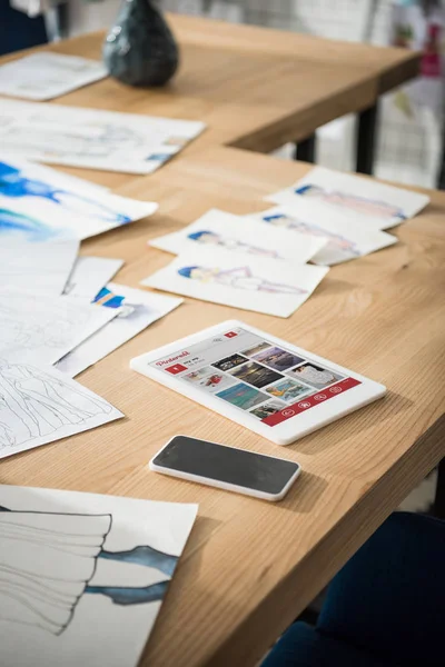 Dispositivos digitales y bocetos en la mesa —  Fotos de Stock