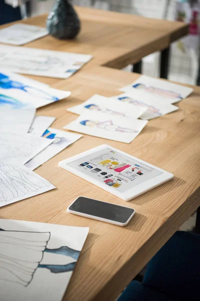 Dispositivos digitales y bocetos en la mesa — Foto de Stock